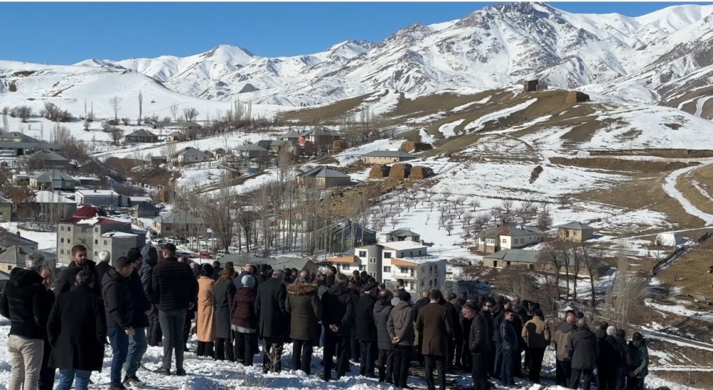 Hakkari'de hazada kaya parçasının isabet ettiği çocuk gözyaşları arasında toprağa verildi