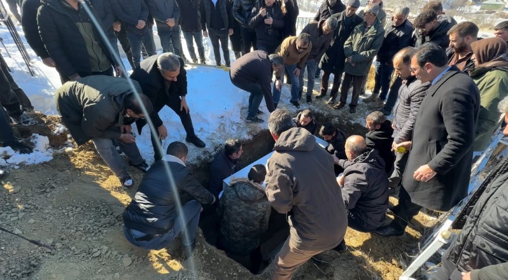 Hakkari'de hazada kaya parçasının isabet ettiği çocuk gözyaşları arasında toprağa verildi