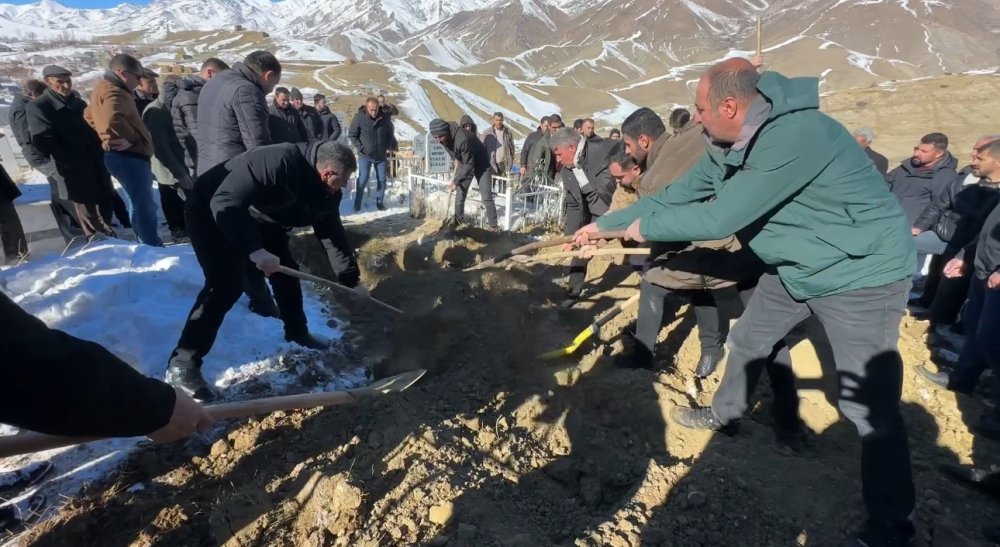 Hakkari'de hazada kaya parçasının isabet ettiği çocuk gözyaşları arasında toprağa verildi