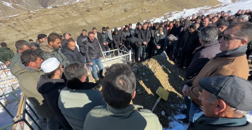 Hakkari'de hazada kaya parçasının isabet ettiği çocuk gözyaşları arasında toprağa verildi