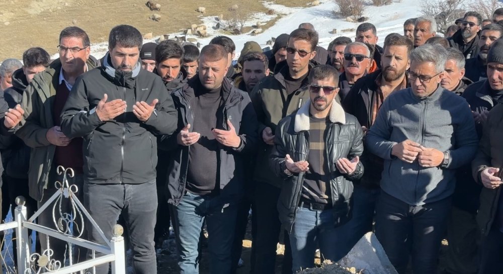 Hakkari'de hazada kaya parçasının isabet ettiği çocuk gözyaşları arasında toprağa verildi