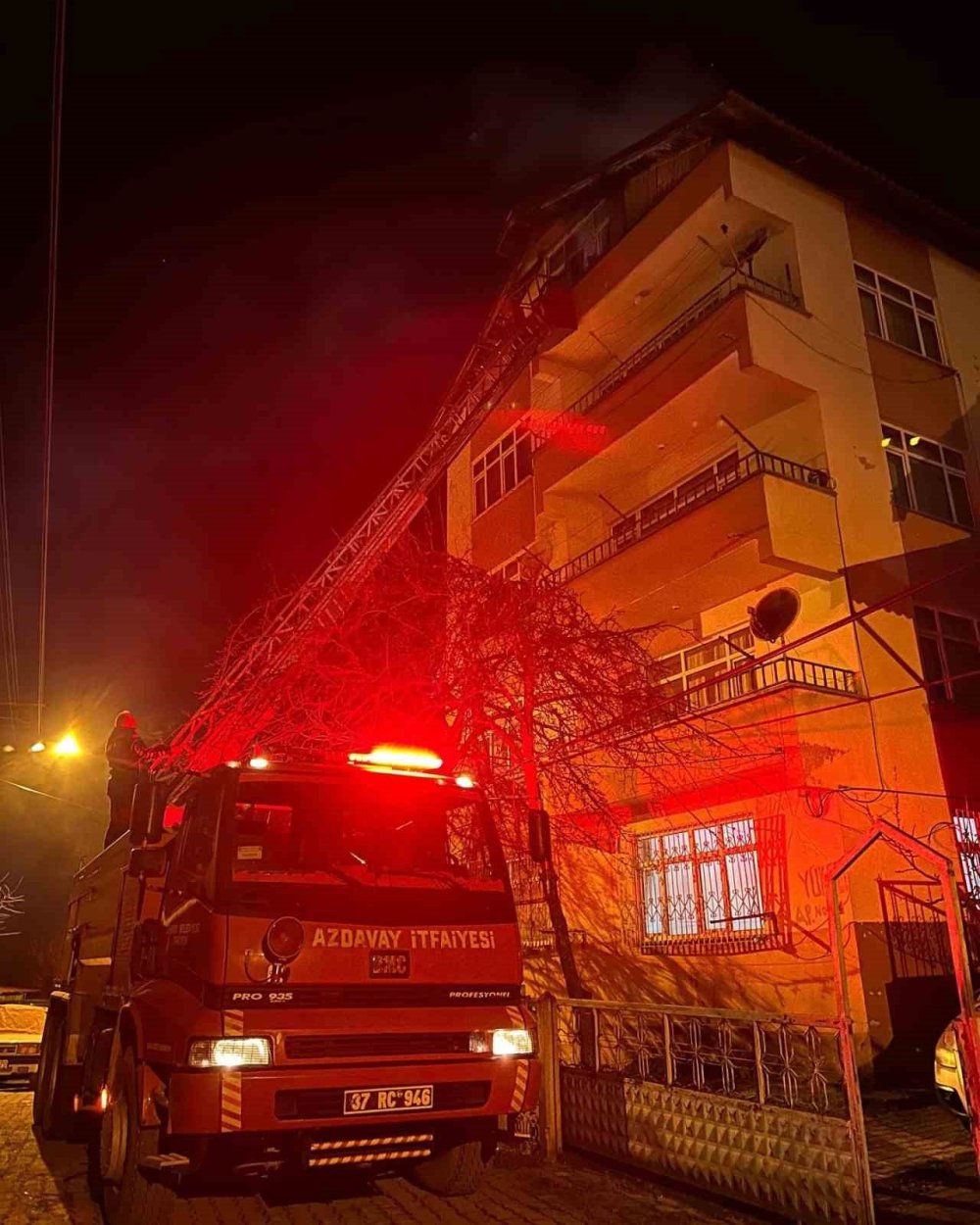 Kastamonu'da 5 katlı binada yangın çıktı