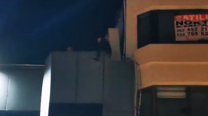 Yalova’da işten çıkarıldı çatıya çıktı!