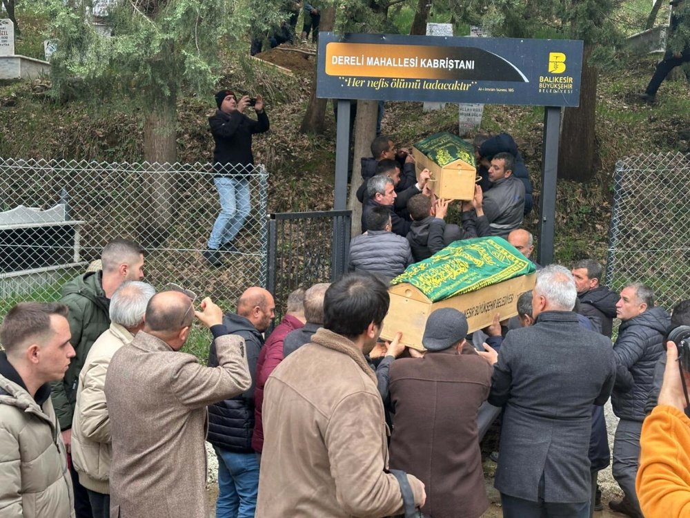 Balıkesir'de yangında ölen 2 kardeş, yan yana toprağa verildi