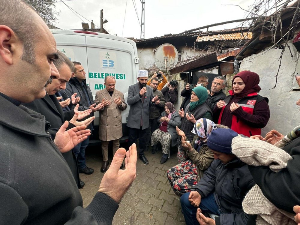 Balıkesir'de yangında ölen 2 kardeş, yan yana toprağa verildi