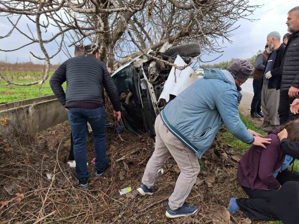 Bursa'da feci kaza: Tırın çarptığı otomobil ağaçlık alana uçtu