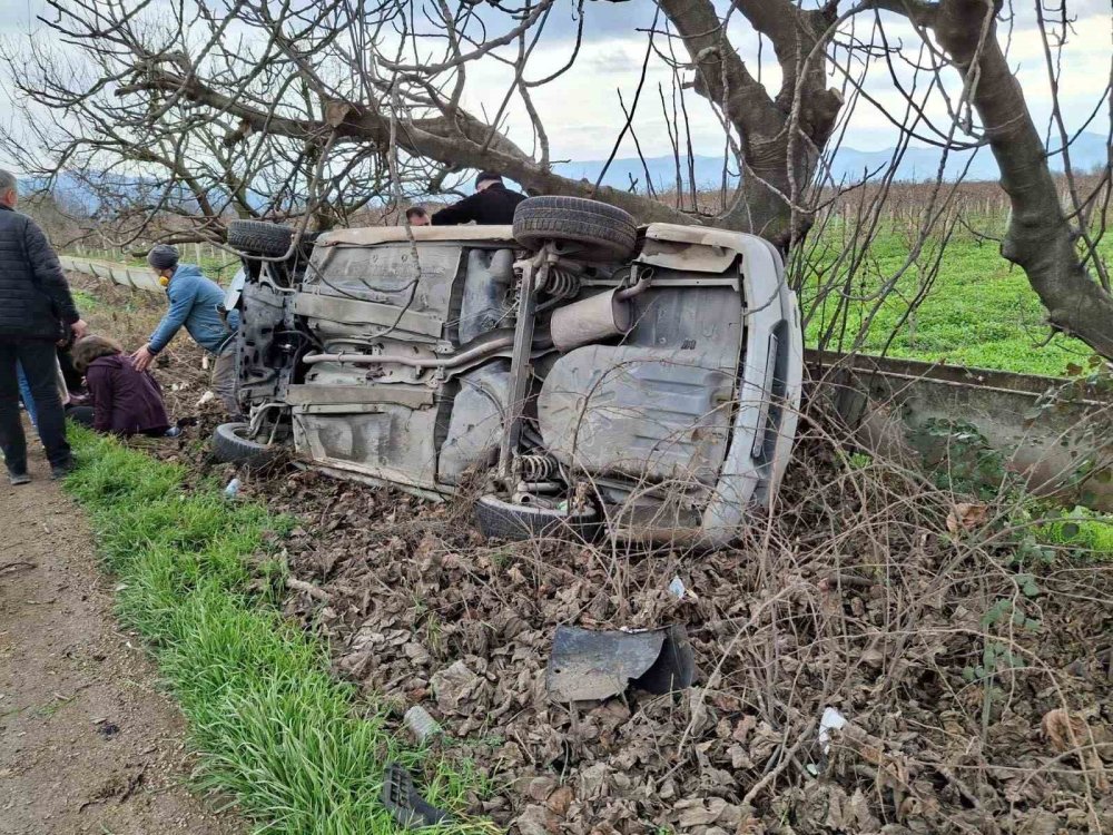 Bursa'da feci kaza: Tırın çarptığı otomobil ağaçlık alana uçtu