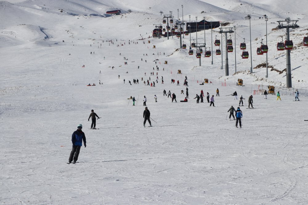 Erciyes Kayak Merkezi'nde hafta sonu yoğunluğu