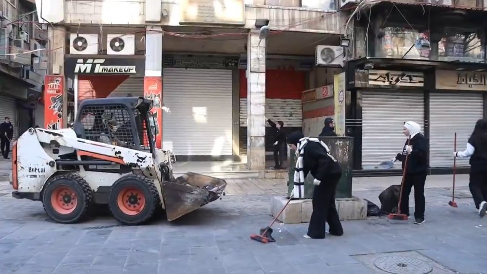 Şam'da gönüllüler sokakları temizledi