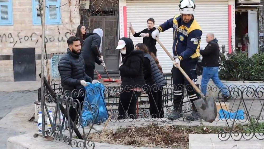 Şam'da gönüllüler sokakları temizledi