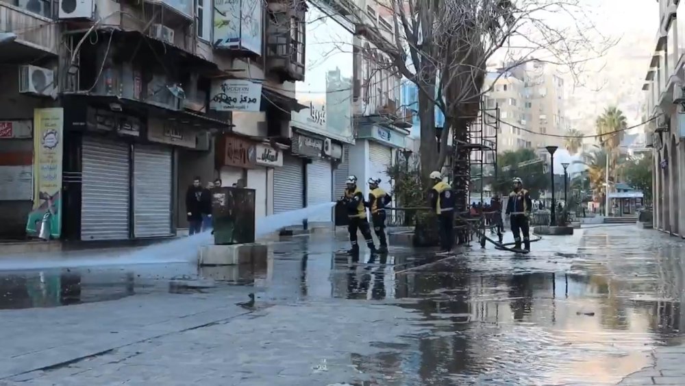 Şam'da gönüllüler sokakları temizledi