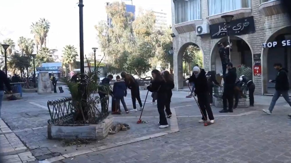 Şam'da gönüllüler sokakları temizledi