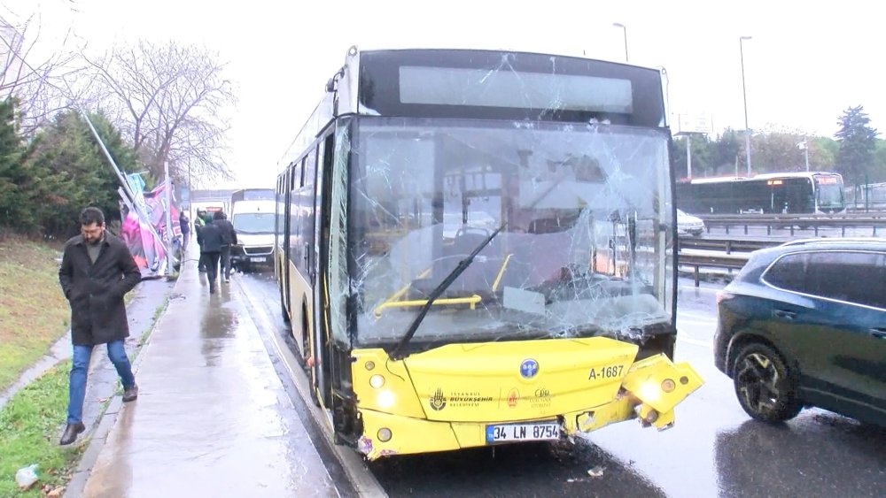 Yoldan çıkan İETT otobüsü reklam panosuna çarparak durabildi