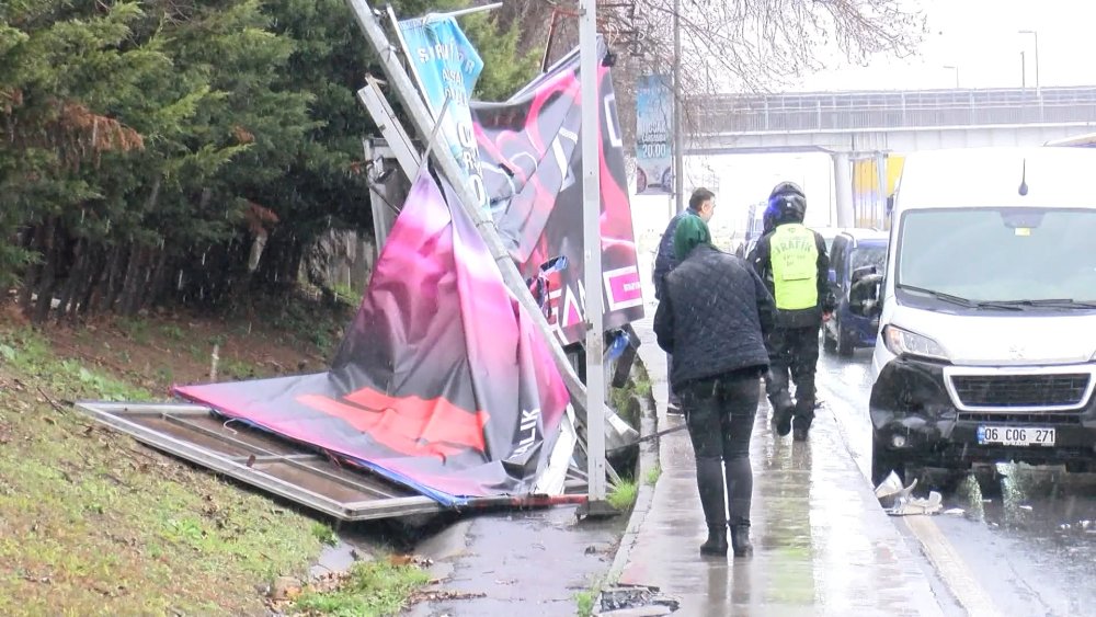 Yoldan çıkan İETT otobüsü reklam panosuna çarparak durabildi