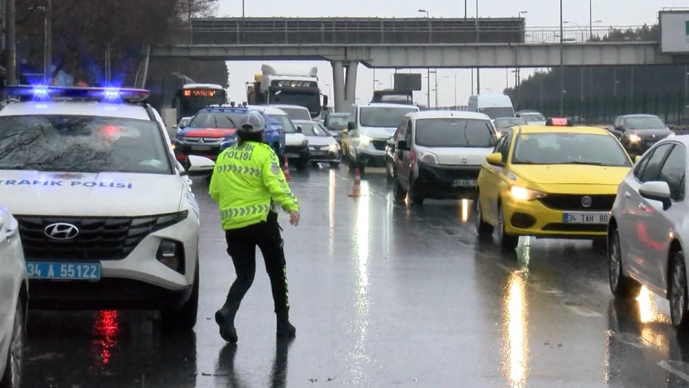 Yoldan çıkan İETT otobüsü reklam panosuna çarparak durabildi