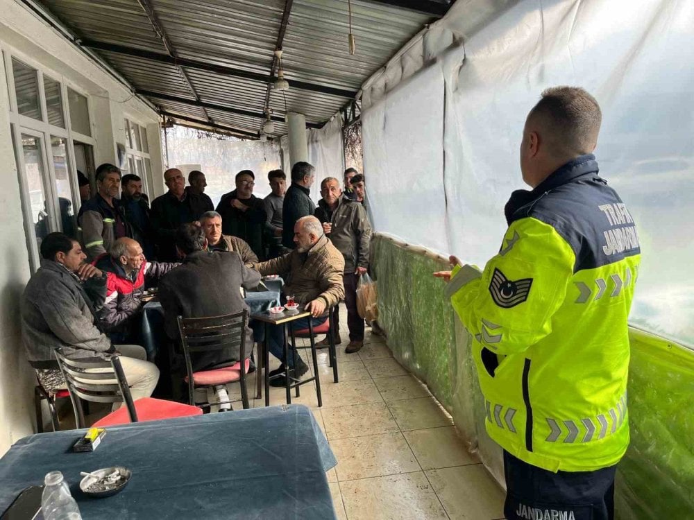 Aydın'da jandarma ekipleri traktör sürücülerini bilgilendirdi