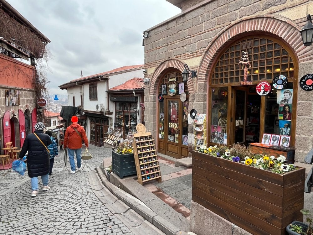 Ferdi Tayfur'un şarkıları Ankara'nın tarihi sokaklarında yankılandı