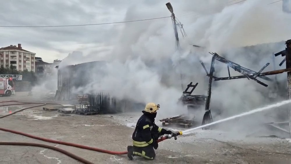 Gebze'de palet deposu alev alev yandı: Kül oldu