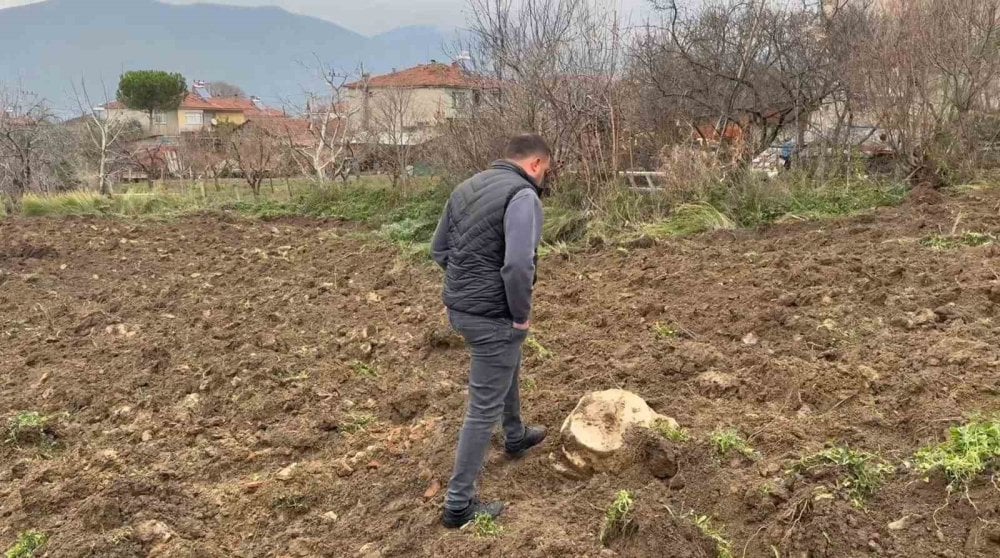 İznik'te tarihi keşif: Tarlasını sürdüğü traktörün pulluğa hac desenli lahit takıldı