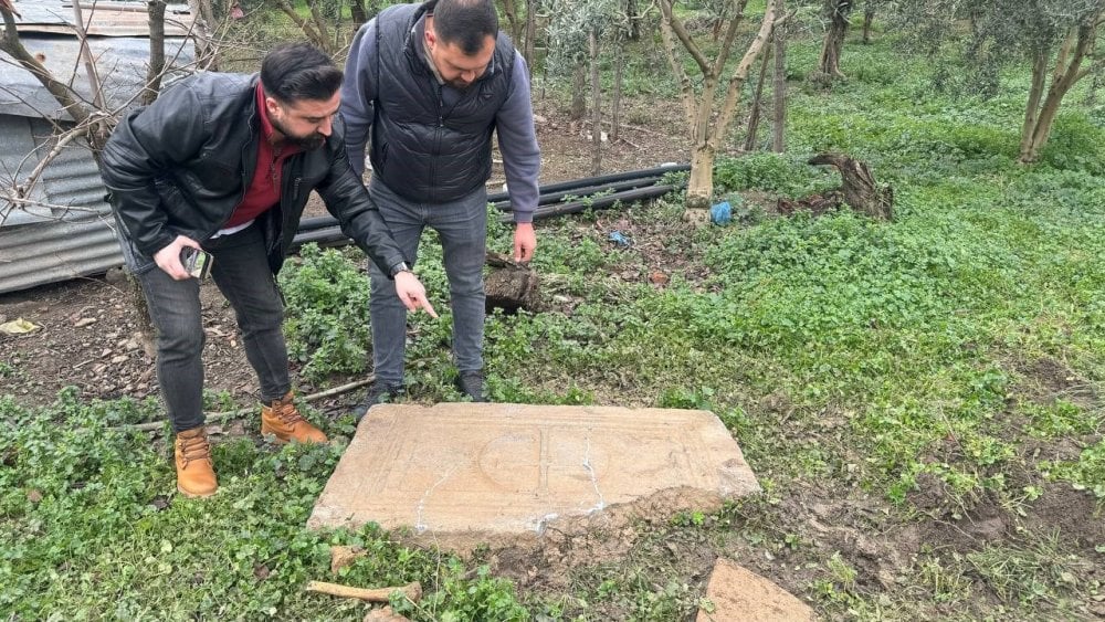 İznik'te tarihi keşif: Tarlasını sürdüğü traktörün pulluğa hac desenli lahit takıldı