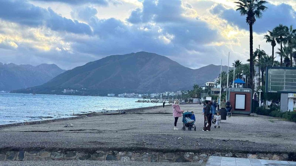 Marmaris’te güneş yüzünü gösterdi! Vatandaşlar sahile akın etti