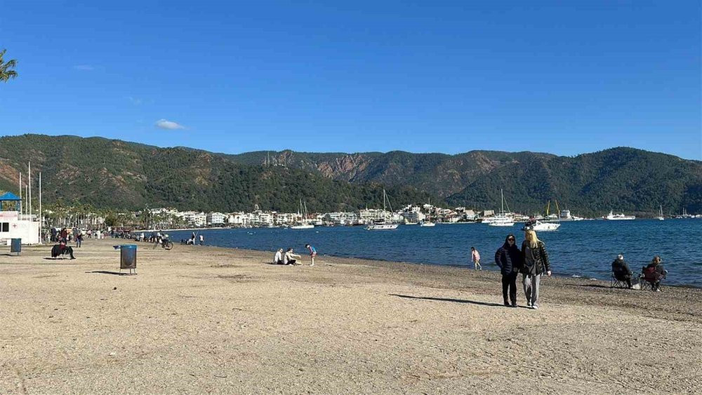 Marmaris’te güneş yüzünü gösterdi! Vatandaşlar sahile akın etti