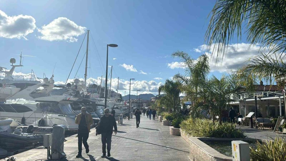 Marmaris’te güneş yüzünü gösterdi! Vatandaşlar sahile akın etti