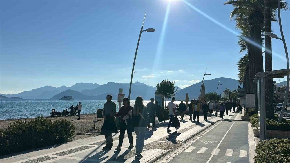 Marmaris’te güneş yüzünü gösterdi! Vatandaşlar sahile akın etti