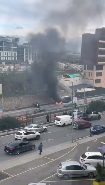 Pendik’te seyir halindeki minibüs alev alev yandı