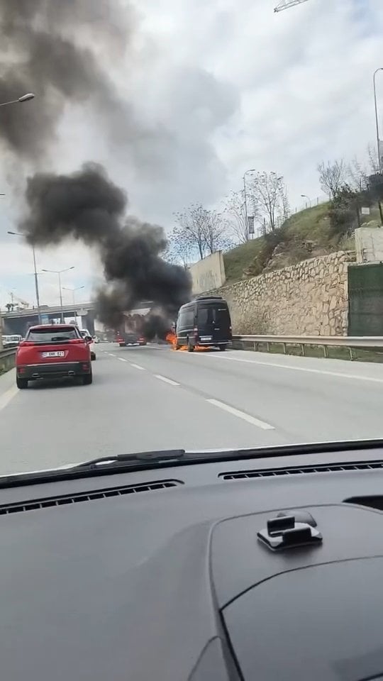 Pendik’te seyir halindeki minibüs alev alev yandı