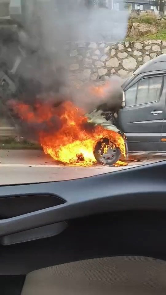 Pendik’te seyir halindeki minibüs alev alev yandı