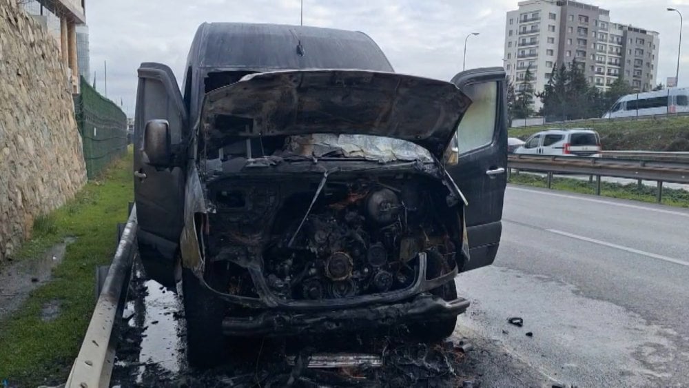 Pendik’te seyir halindeki minibüs alev alev yandı