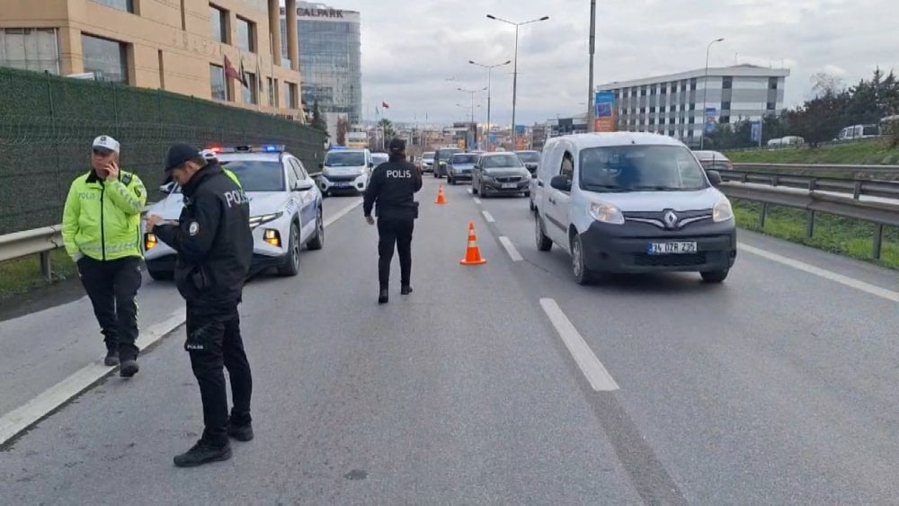 Pendik’te seyir halindeki minibüs alev alev yandı