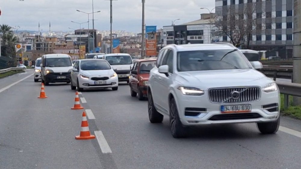 Pendik’te seyir halindeki minibüs alev alev yandı