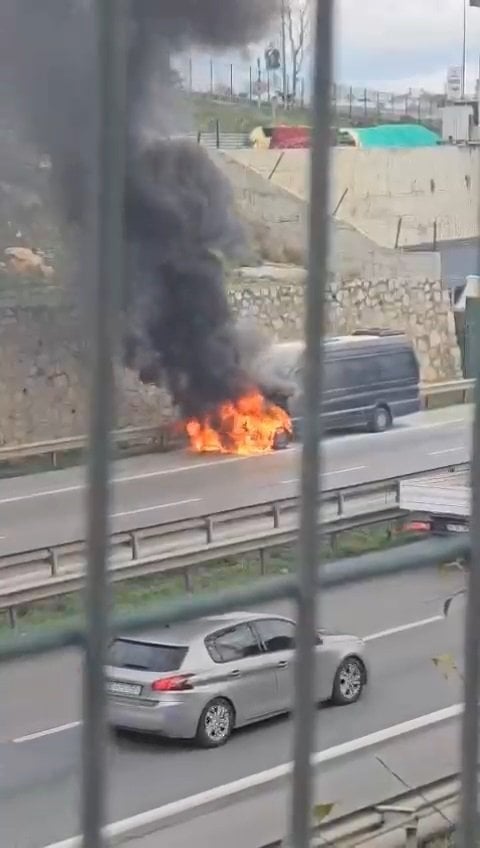 Pendik’te seyir halindeki minibüs alev alev yandı