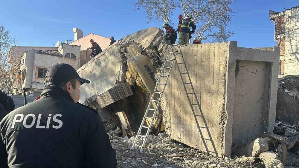 Uşak'ta iş hanı yıkımında göçük: İş makinesi operatörü enkaz altında