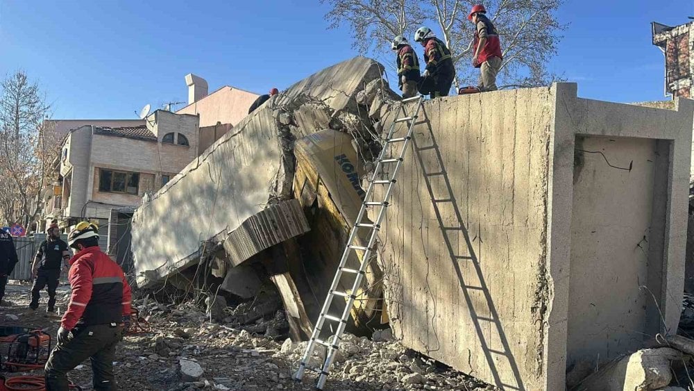 Uşak'ta iş hanı yıkımında göçük: İş makinesi operatörü enkaz altında