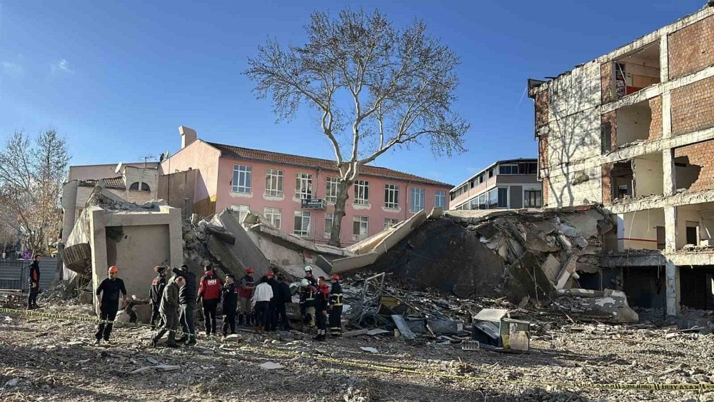 Uşak'ta iş hanı yıkımında göçük: İş makinesi operatörü enkaz altında