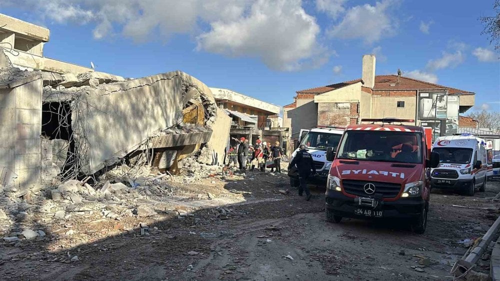 Uşak'ta iş hanı yıkımında göçük: İş makinesi operatörü enkaz altında