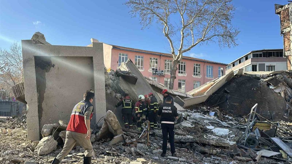 Uşak'ta iş hanı yıkımında göçük: İş makinesi operatörü enkaz altında