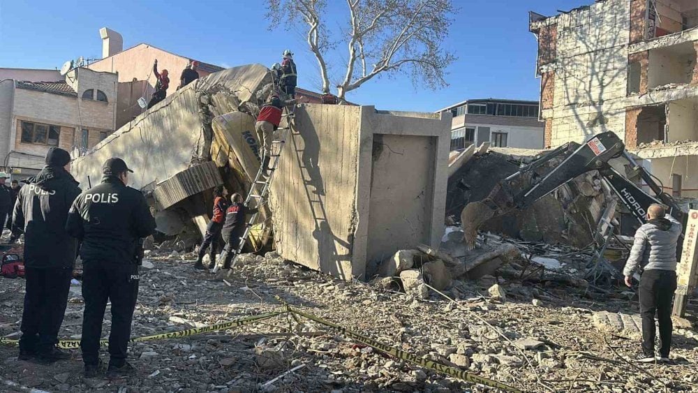 Uşak'ta iş hanı yıkımında göçük: İş makinesi operatörü enkaz altında