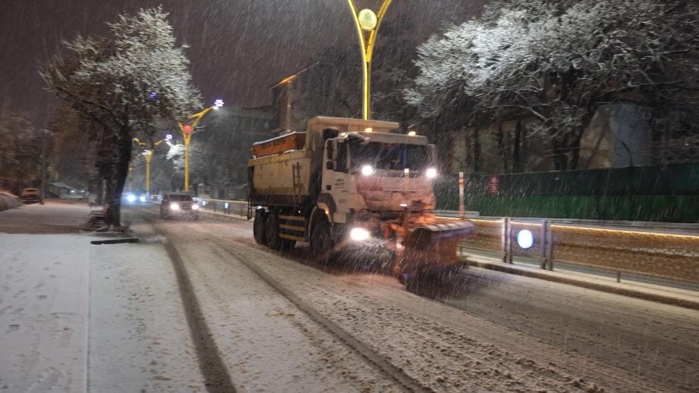 Erzincan'da beyaz örtü: Yollar karla kaplandı