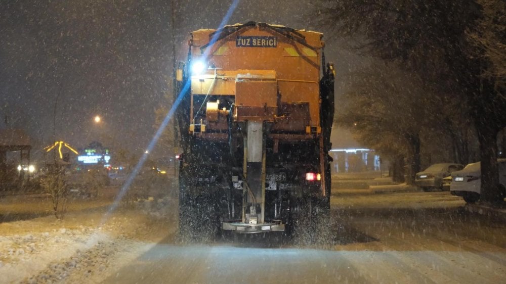 Erzincan'da beyaz örtü: Yollar karla kaplandı