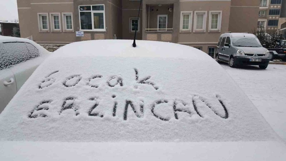 Erzincan'da beyaz örtü: Yollar karla kaplandı