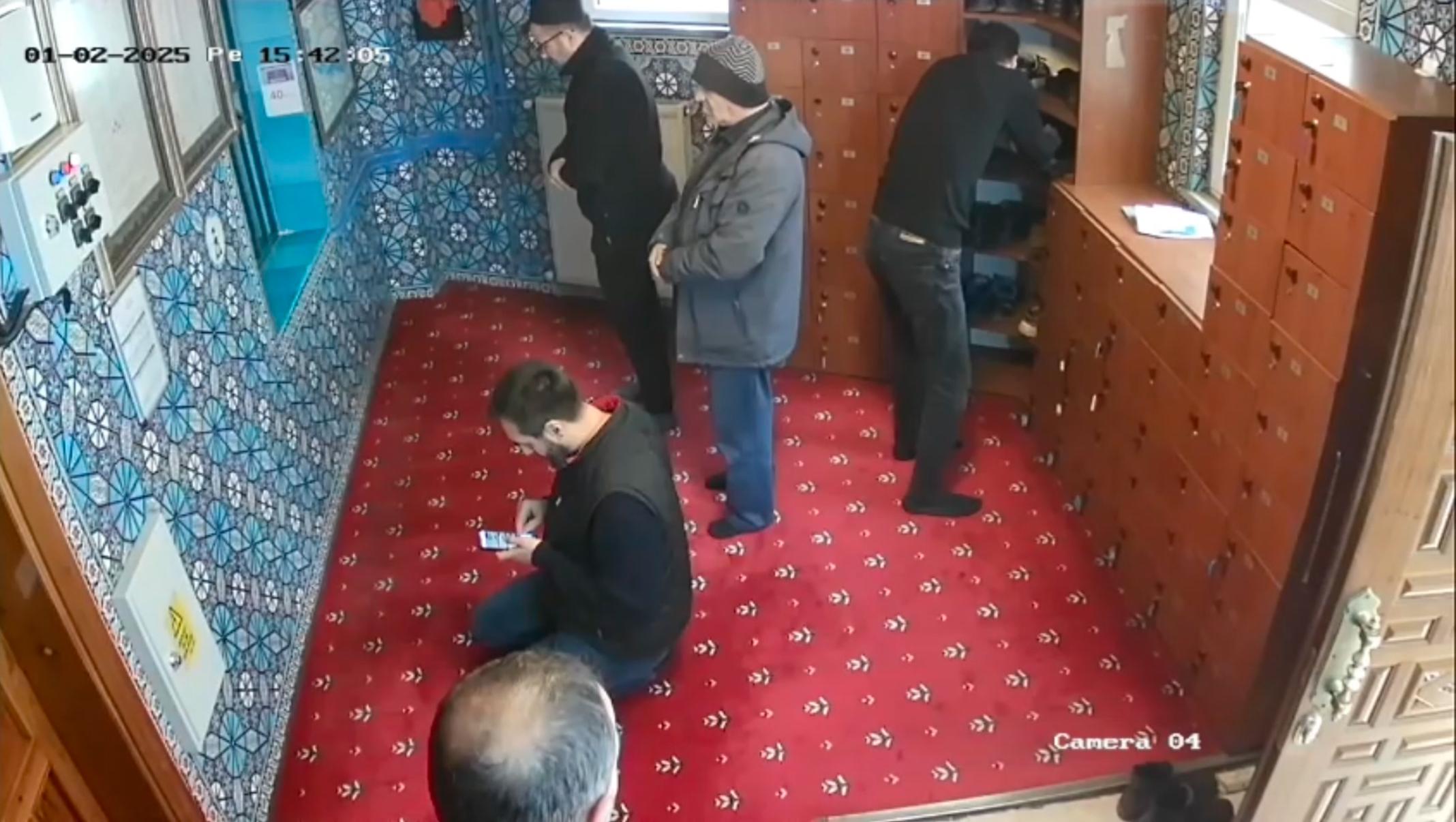 istanbul-beyoglunda-camide-namaz-kiliyo-502896-148787.jpg