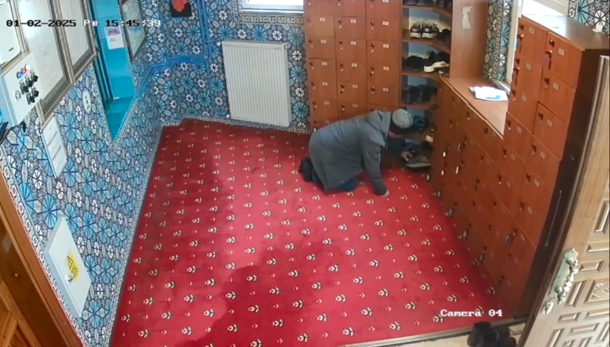 istanbul-beyoglunda-camide-namaz-kiliyo-502900-148787.jpg