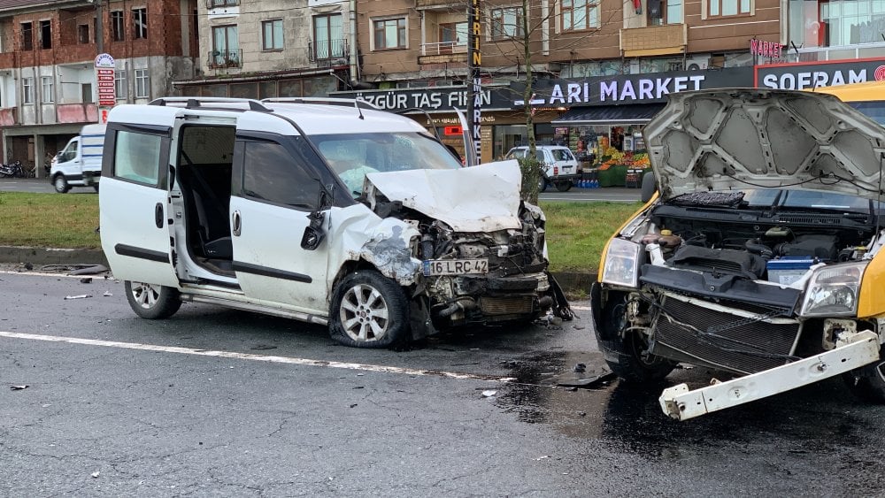 Rize, Karadeniz Sahil Yolu'nda kaza! 2 kişi yaralandı