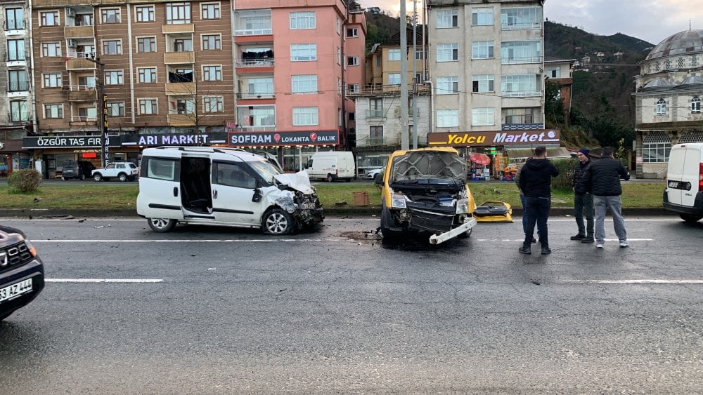 Rize, Karadeniz Sahil Yolu'nda kaza! 2 kişi yaralandı