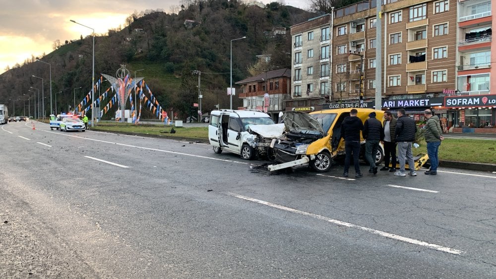 Rize, Karadeniz Sahil Yolu'nda kaza! 2 kişi yaralandı