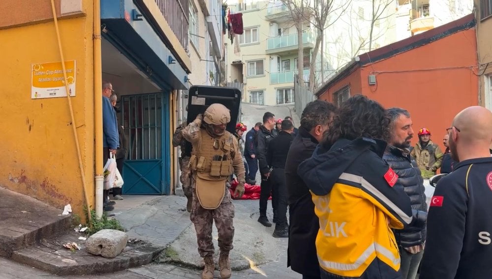 Beyoğlu'nda boğazına bıçak dayadı: Özel Harekat polisi devreye girdi